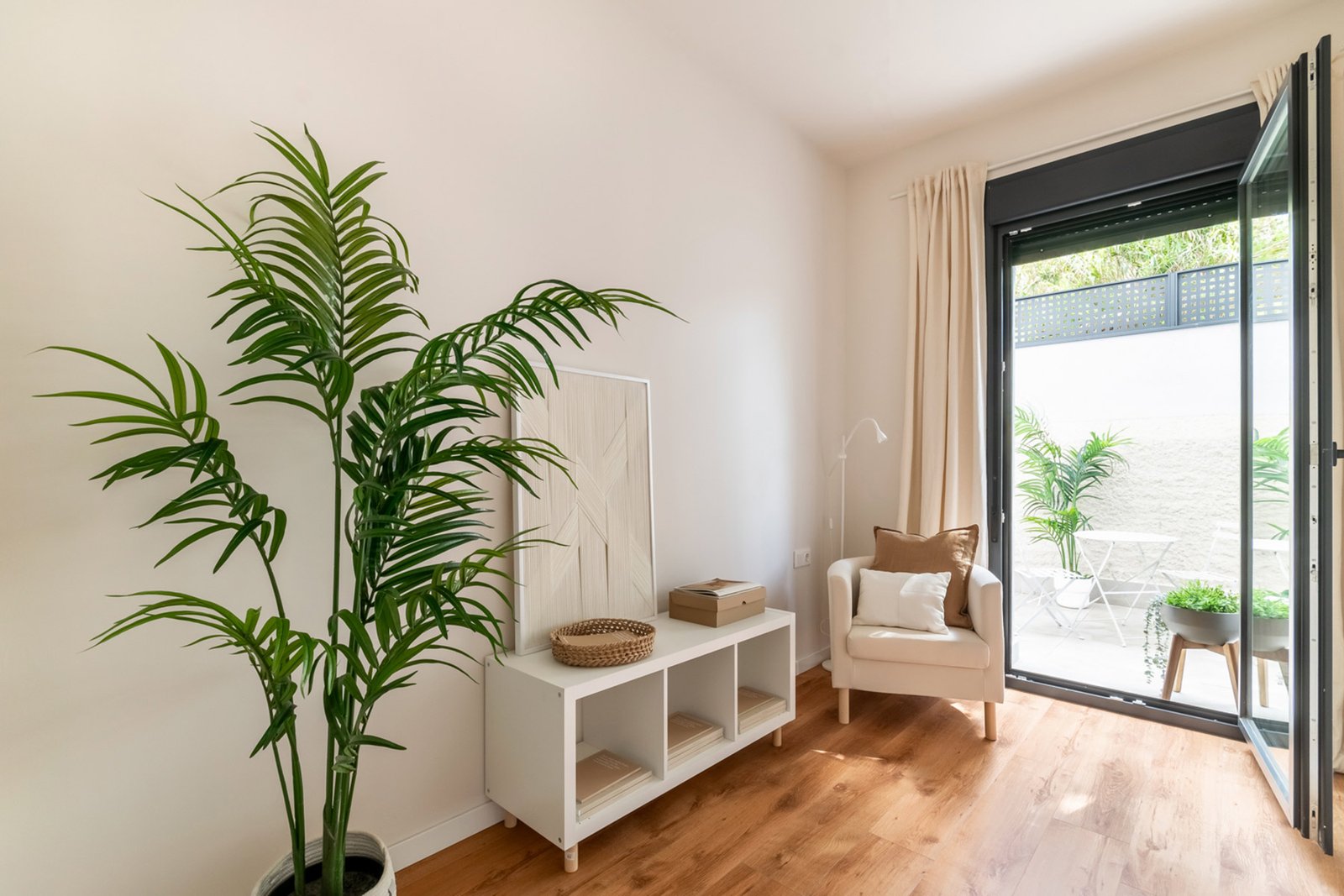 Piso piloto con home staging profesional - estancia luminosa con acceso a terraza en Arenys de Mar