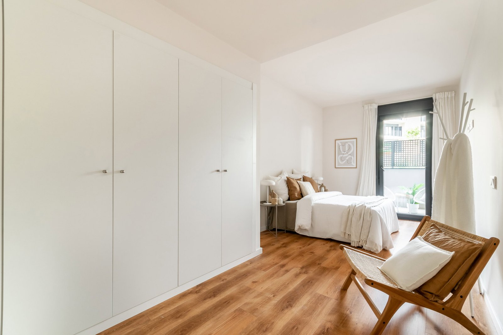 Dormitorio de piso piloto con home staging en Arenys de Mar - proyecto Brisas de Canela Estudio