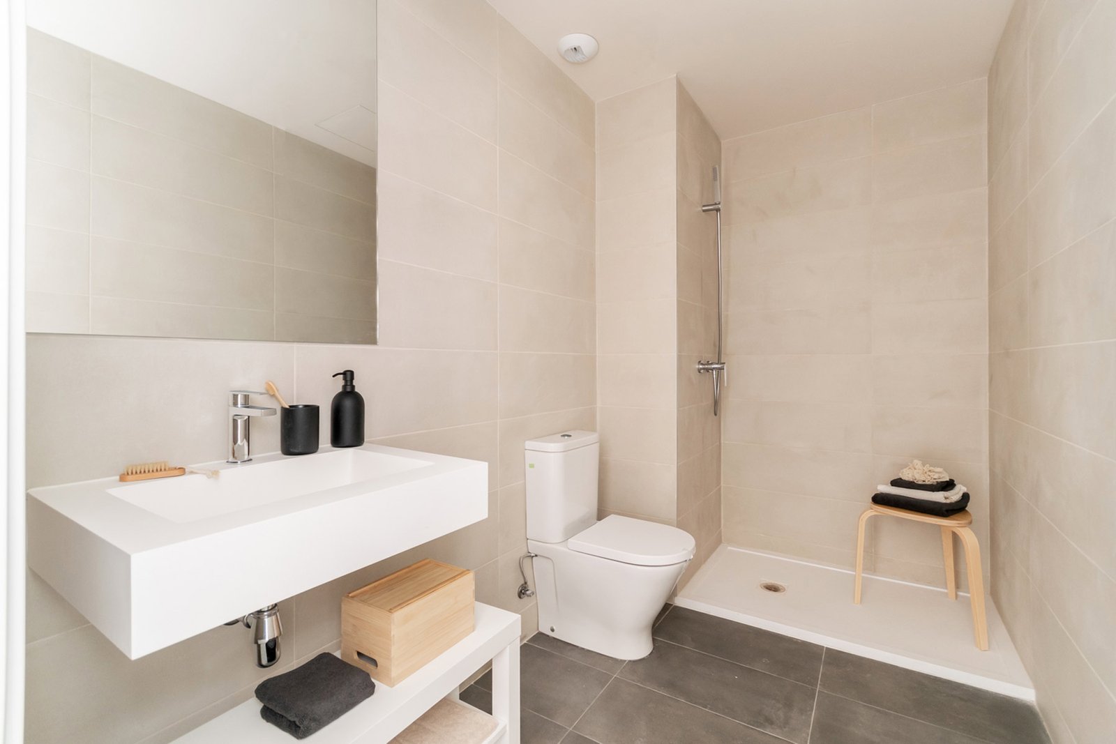 Baño moderno de piso piloto con home staging - acabados contemporáneos y accesorios coordinados