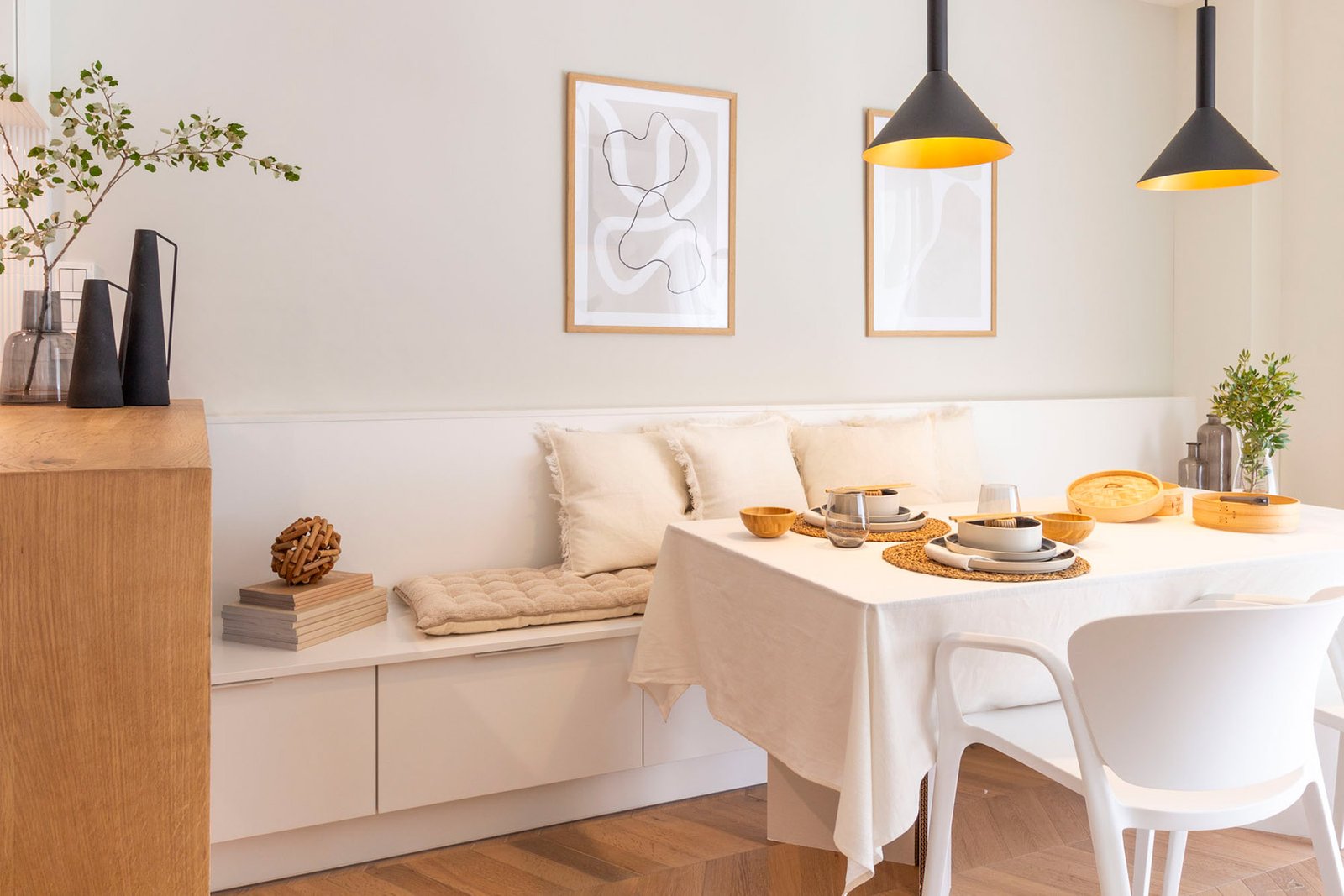 Comedor con banco corrido y lámparas colgantes en proyecto Grand de Gràcia - home staging Barcelona