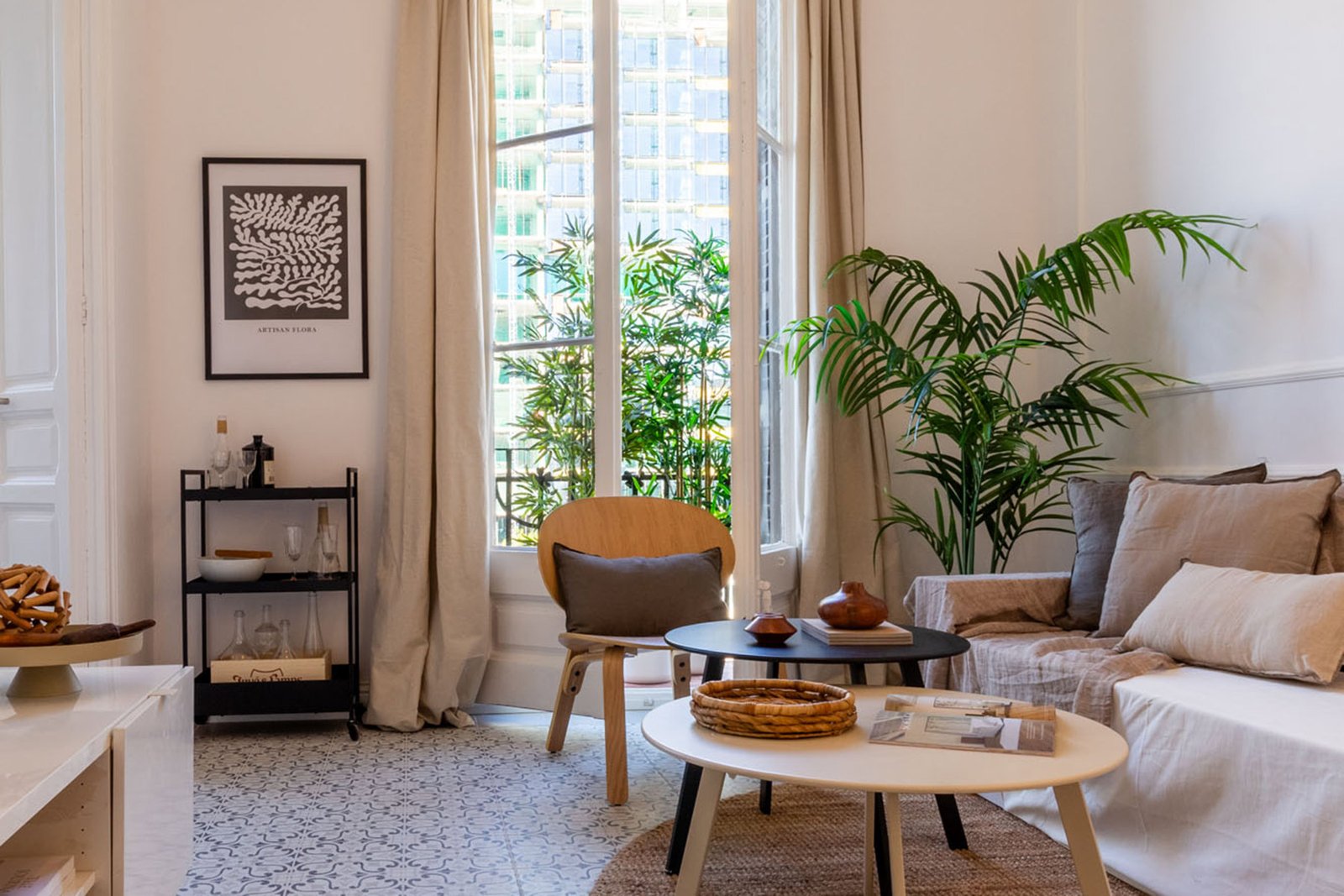 Salón con suelos hidráulicos y luz natural en proyecto València - home staging profesional