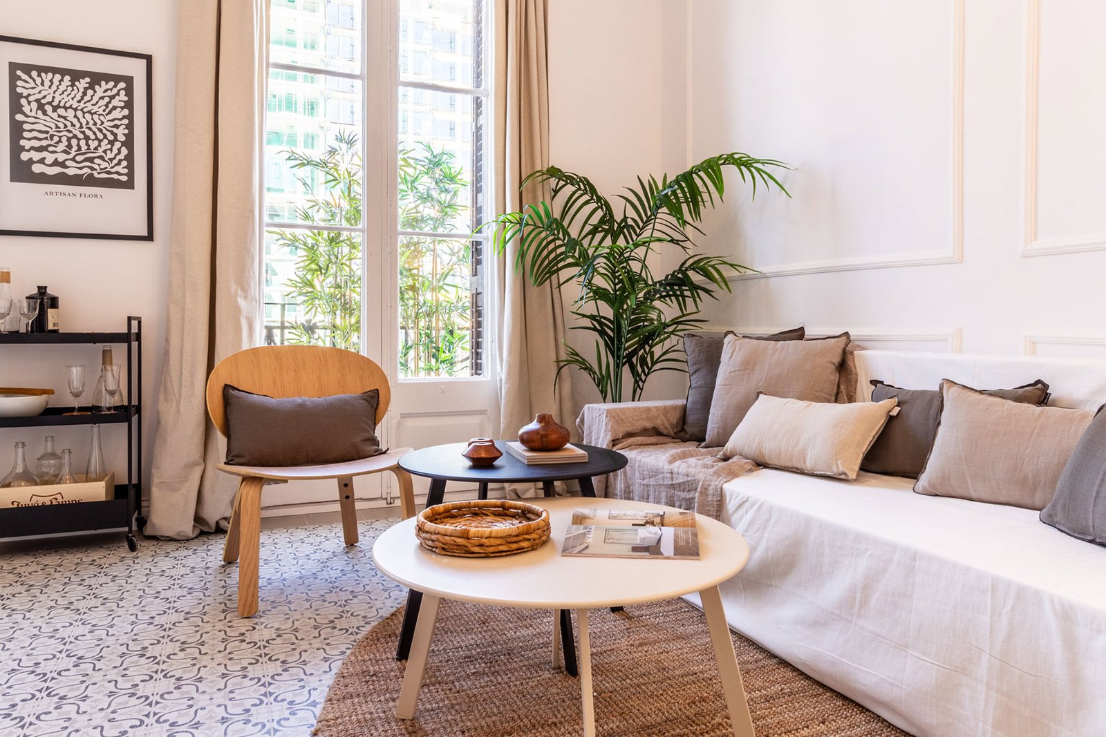 Salón preparado para vender con home staging profesional - suelos hidráulicos y decoración que enamora