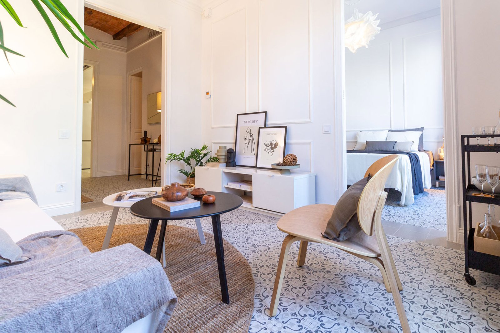 Piso antiguo de Barcelona con home staging - salón y dormitorio conectados, molduras originales restauradas