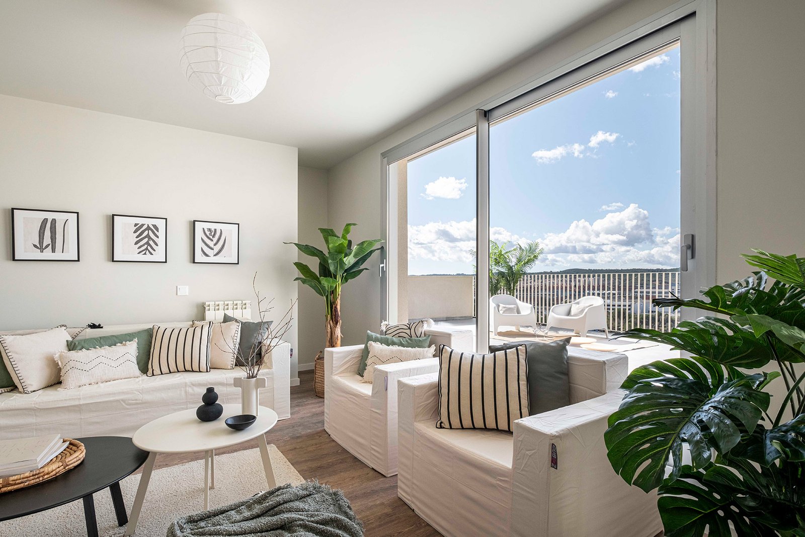 Fotografía inmobiliaria profesional - salón luminoso con composición cuidada para venta de vivienda