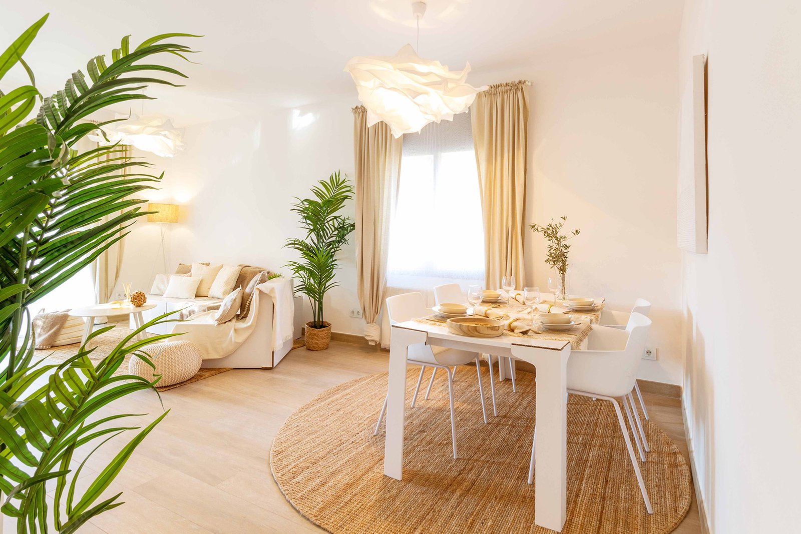 Salón-comedor preparado para vender con home staging - mesa puesta y decoración cálida