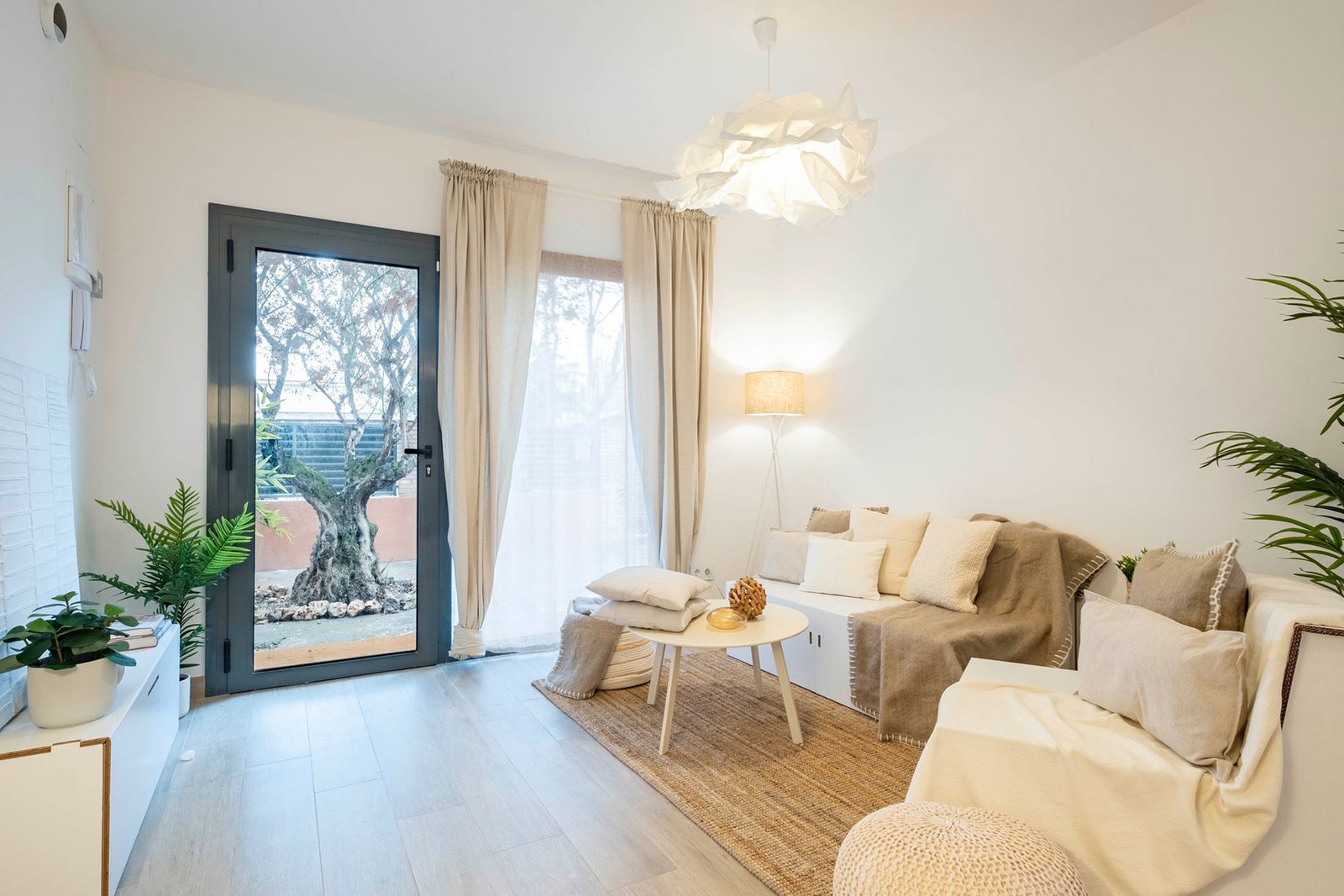 Salón con home staging y vistas al jardín con olivo - estilo mediterráneo para mercado de Tarragona
