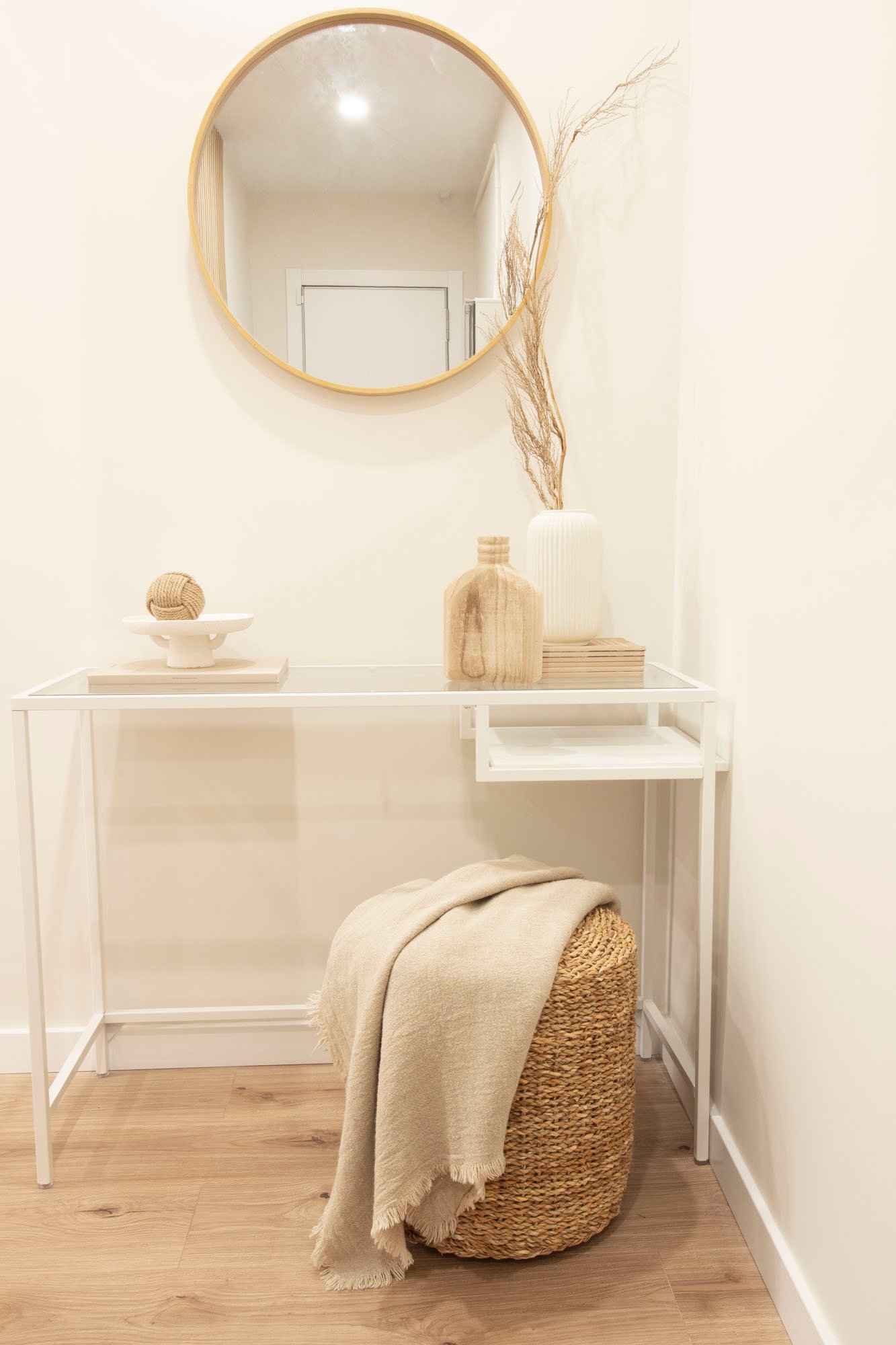 Recibidor con espejo redondo y home staging en Tarragona - fibras naturales y decoración mediterránea