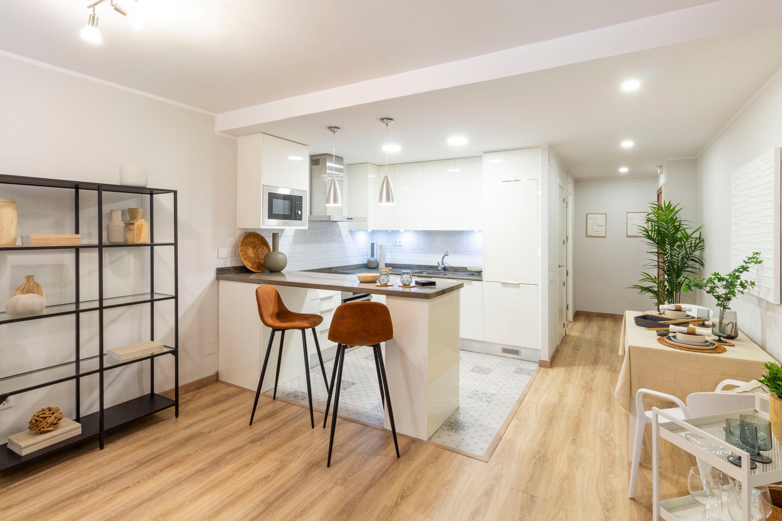 Transformación de home staging antes y después en salón con cocina abierta - Canela Estudio