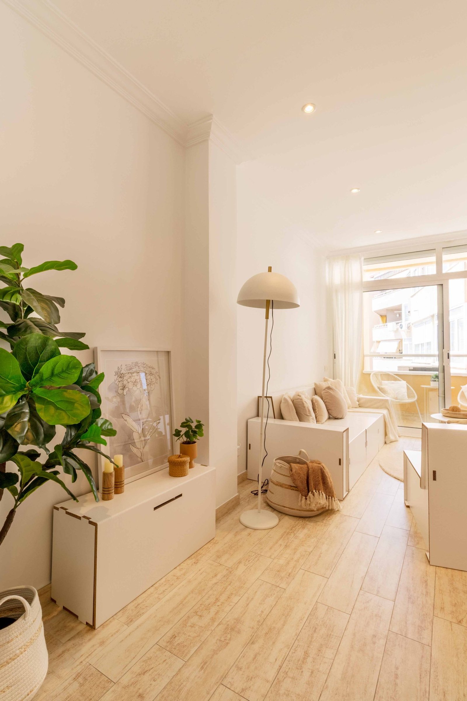 Salón luminoso con home staging y terraza en Barcelona - mueble efímero y plantas decorativas