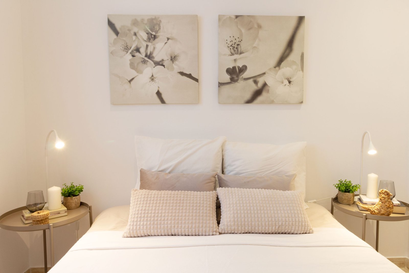 Dormitorio con home staging profesional en Tarragona - cuadros florales en sepia y textiles coordinados en tonos neutros