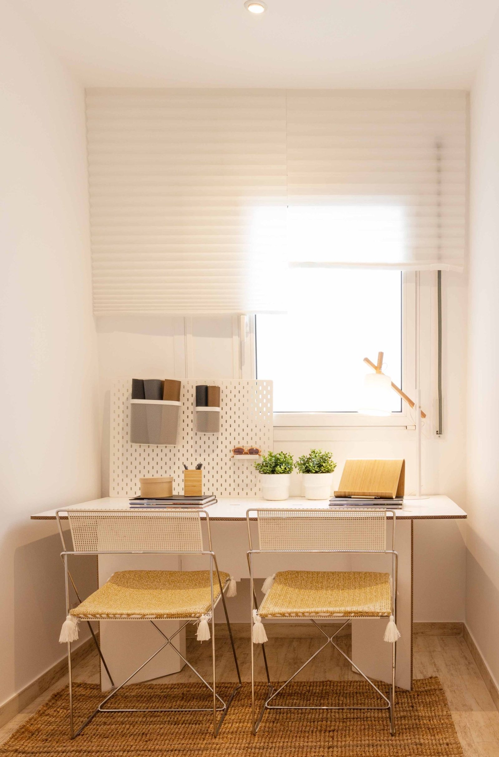 Dormitorio elegante con home staging en Girona - cuadros florales y mesillas doradas para vender rápido